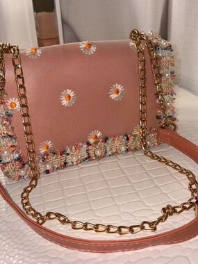 Women's Pink Daisy Embroidered Chain Shoulder Bag